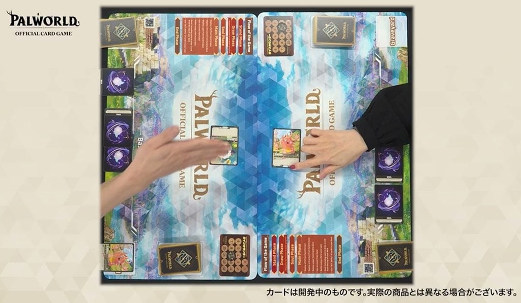 パル、建築物、ソウルが場に出ている、プレイマット上で進行中のパルワールドのカードゲーム。(Source: Palworld OCG YouTube)
